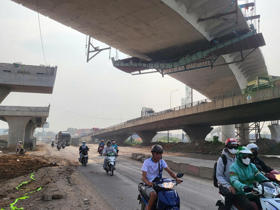Các phương tiện lưu thông qua tuyến đường này rất lớn.