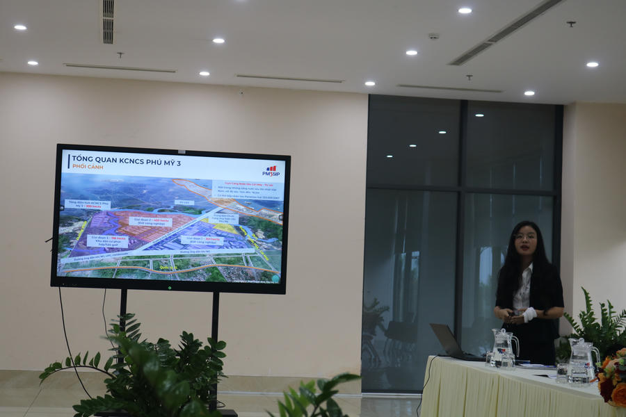 Đại diện KCN chuyên sâu Phú Mỹ 3 giới thiệu tổng quan về KCN với đoàn công tác của Sở Ngoại vụ TP HCM. Ảnh: Tiến Dũng.