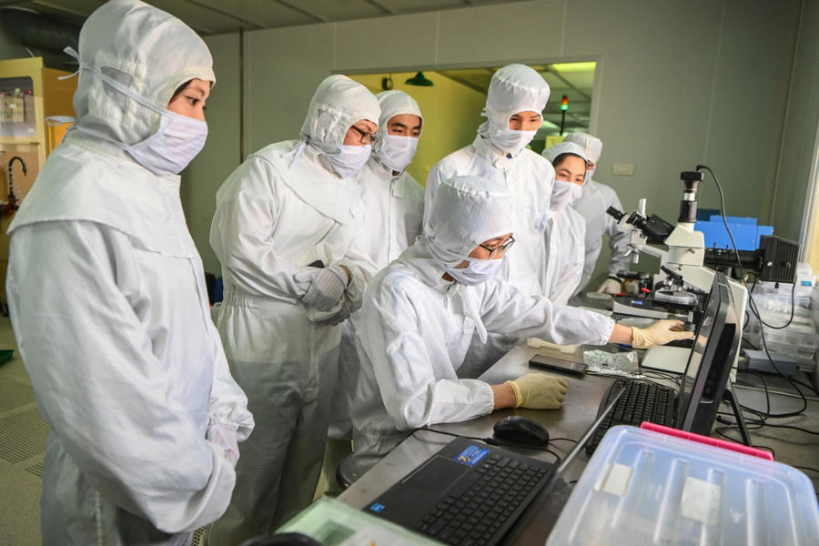 Phòng sạch, Trung tâm Nano và Năng lượng, trường Đại học Khoa học Tự nhiên, Đại học Quốc gia Hà Nội, nơi đào tạo và nghiên cứu về bán dẫn. (Ảnh: Giang Huy, Hữu Danh) 