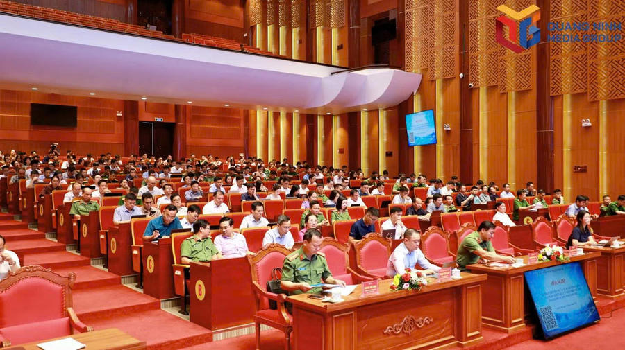 Các đại biểu đại diện các ban, cơ quan khối Thành ủy, HĐND, UBND, Ủy ban MTTQ và các đoàn thể chính trị - xã hội; các sở, ban, ngành, lực lượng vũ trang; UBND các xã, phường, đặc khu và doanh nghiệp nhà nước trên địa bàn thành phố dự hội nghị. Ảnh: Báo Quảng Ninh