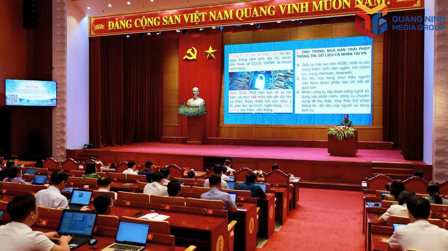 Các đại biểu nghe báo cáo viên truyền đạt chuyên đề về nhận diện nguy cơ và các biện pháp nhằm bảo vệ dữ liệu cá nhân.Ảnh: Báo Quảng Ninh