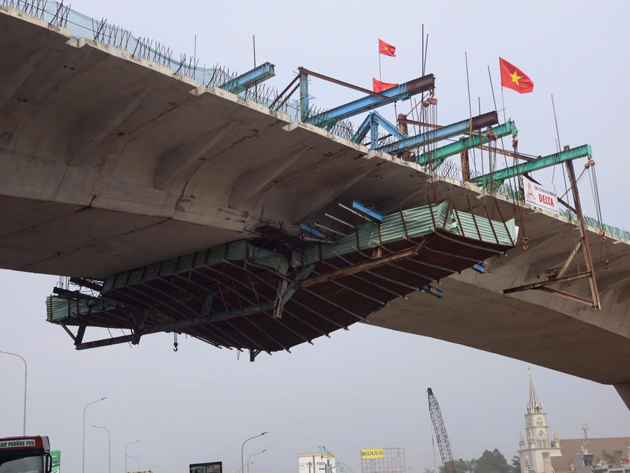 Đà giáo cầu vượt Vành đai 3- TPHCM nghiêng sệ