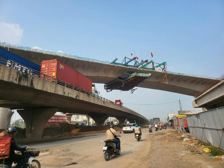 Các phương tiện lưu thông qua tuyến đường này rất lớn.