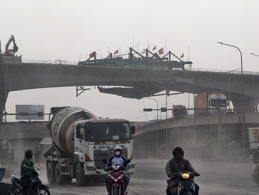 Các phương tiện lưu thông qua tuyến đường này rất lớn.