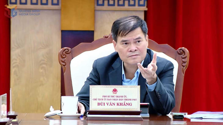 Ông Bùi Văn Khắng, Phó Bí thư Thành ủy, Chủ tịch UBND thành phố phát biểu tại cuộc họp.(Ảnh: QMG).