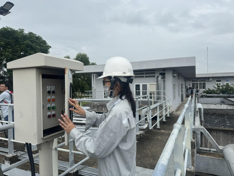 Nhân viên vận hành hệ thống khu xử lý nước thải của KCN chuyên sâu Phú Mỹ 3. Ảnh: Tiến Dũng.