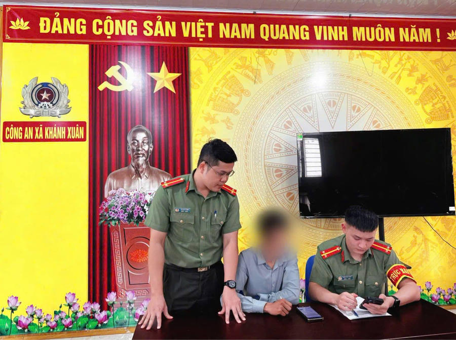 Lực lượng chức năng đã hướng dẫn công dân dừng thực hiện các giao dịch theo yêu cầu của đối tượng. (Ảnh: CACB)