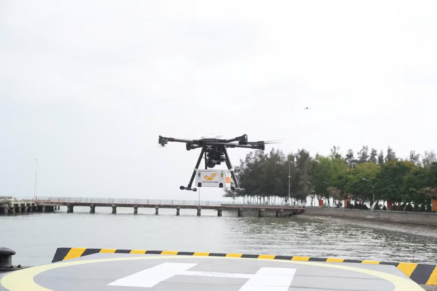 UAV đưa vào vận chuyển bưu kiện qua biển. (Ảnh: Bộ Khoa học và Công nghệ)