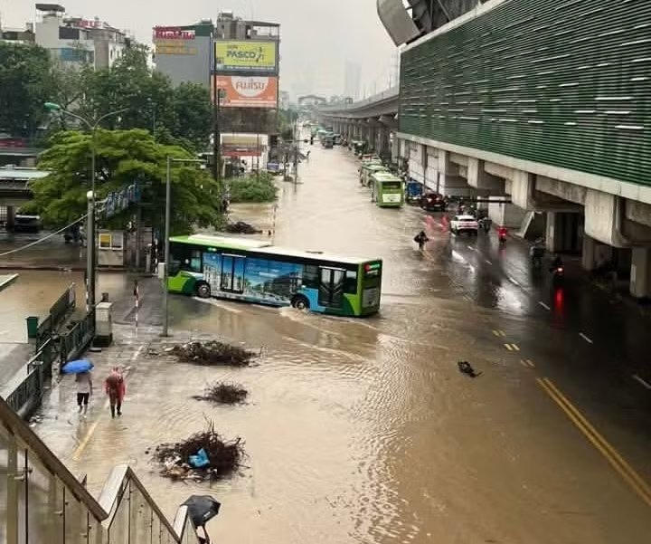 Cảnh đường phố ngập trên địa bàn phường Yên Nghĩa (Hà Nội) sáng 17/9.