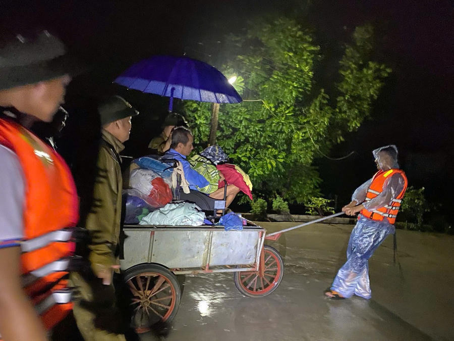 Công an xã Đông Thành phối hợp với các lực lượng hỗ trợ 247 hộ dân khu vực ngoài đê sông Lèn di chuyển đến nơi an toàn.