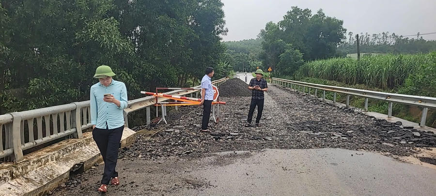 Đơn vị chức năng sớm khắc phục tạm thời, đảm bảo lưu thông cho người dân.