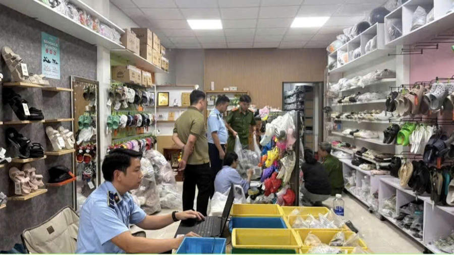 Cửa hàng của Ngân đang bày bán gần 750 đôi dép CROCS giả. Cửa hàng của Ngân đang bày bán gần 750 đôi dép CROCS giả.