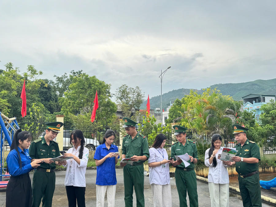 Cán bộ Đồn Biên phòng Cửa khẩu Hoành Mô hướng dẫn học sinh kỹ năng sử dụng công nghệ số, nhận diện và phòng tránh các nguy cơ trên không gian mạng.