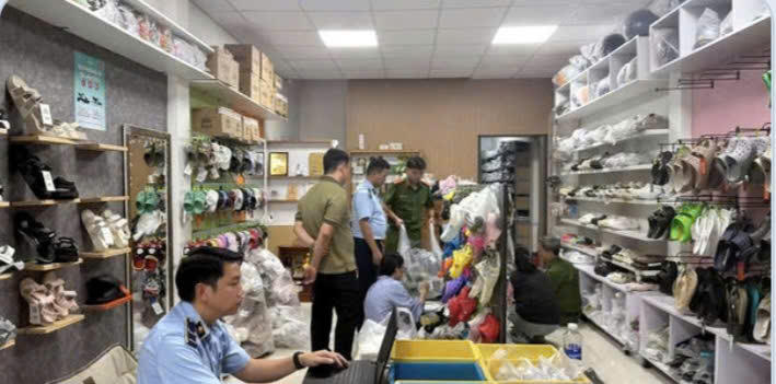 Công an khởi tố chủ cửa hàng bày bán gần 750 đôi dép CROCS giả. Ảnh: Ngoc Trâm.