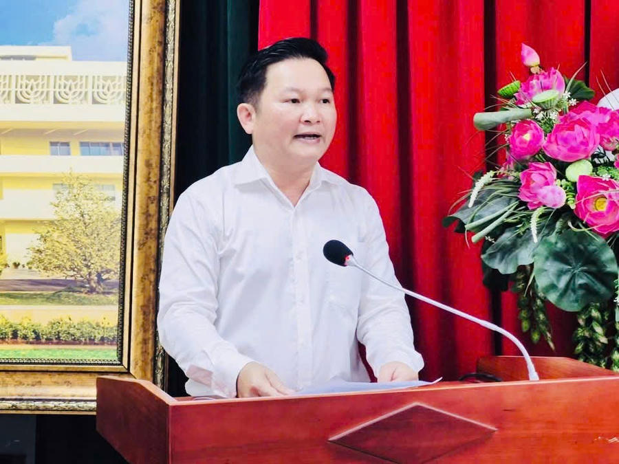 Ông Nguyễn Hữu Nguyên, Thành ủy viên, Bí thư Đảng ủy, Chủ tịch HĐND phường Long Thành chủ trì hội nghị. Ảnh: Lê Hùng.