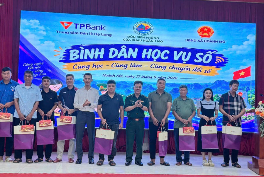 Đại diện các đơn vị trao quà cho người dân tham gia chương trình “Bình dân học vụ số” tại xã Hoành Mô. Đại diện các đơn vị trao quà cho người dân tham gia chương trình “Bình dân học vụ số” tại xã Hoành Mô.