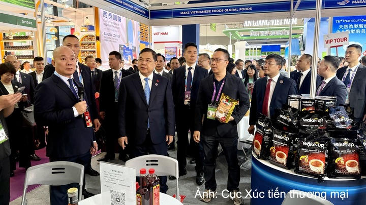 Khu gian hàng Việt Nam có hơn 120 doanh nghiệp, đến từ 22 tỉnh, thành phố, trưng bày trên diện tích gần 4.000 m².