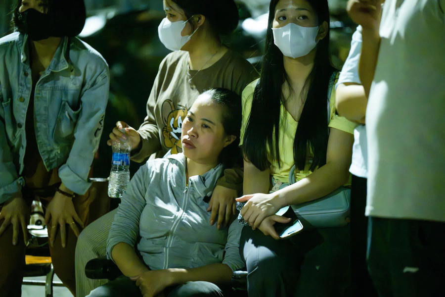 Mẹ của nam sinh viên lo lắng ngóng chờ tung tích con. Ảnh: Phụ nữ mới.