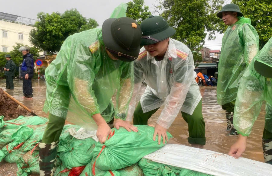 Lực lượng Công an tỉnh Ninh Bình tích cực tham gia phòng, chống mưa lũ, ngập úng. (Ảnh: CANB)