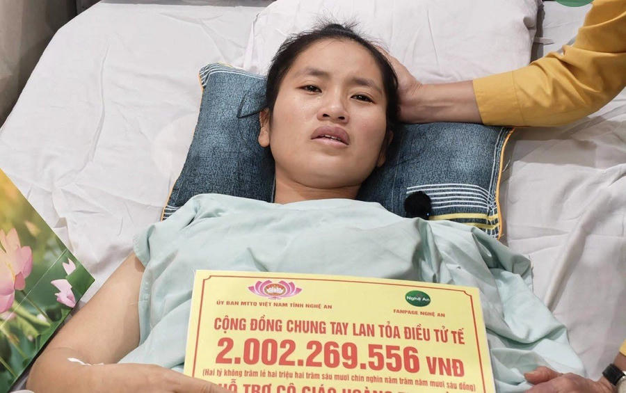 Cô giáo Hoàng Thị Hiền nhận tri ân từ các nhà hảo tâm.
