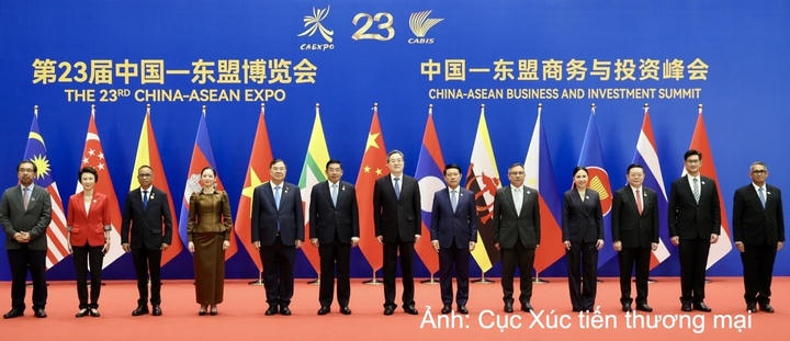 Phó Thủ tướng Thường trực Phạm Gia Túc và Phó Thủ tướng Thường trực Quốc vụ viện Trung Quốc Đinh Tiết Tường cùng lãnh đạo, đại diện các nước tham dự Hội chợ và Hội nghị thượng đỉnh thương mại và đầu tư Trung Quốc - ASEAN lần thứ 23.