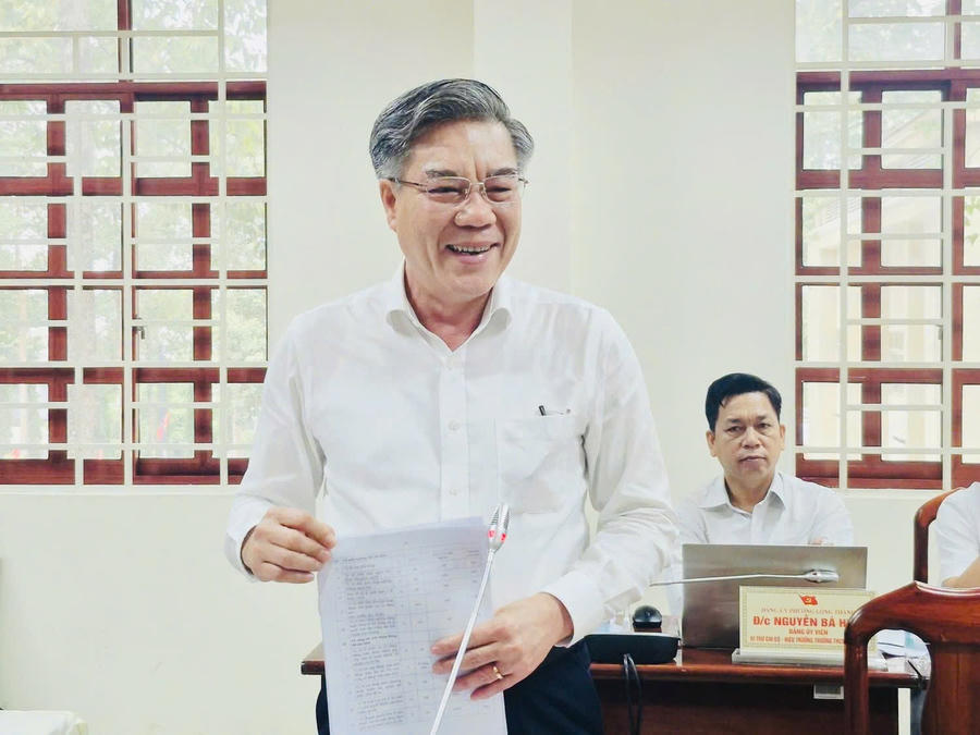 Ông Dương Minh Dũng, Ủy viên Ban Thường vụ Thành ủy phụ trách Đảng ủy phường Long Thành, Trưởng Ban Tuyên giáo và Dân vận Thành ủy phát biểu tại hội nghị. Ảnh: Lê Hùng.