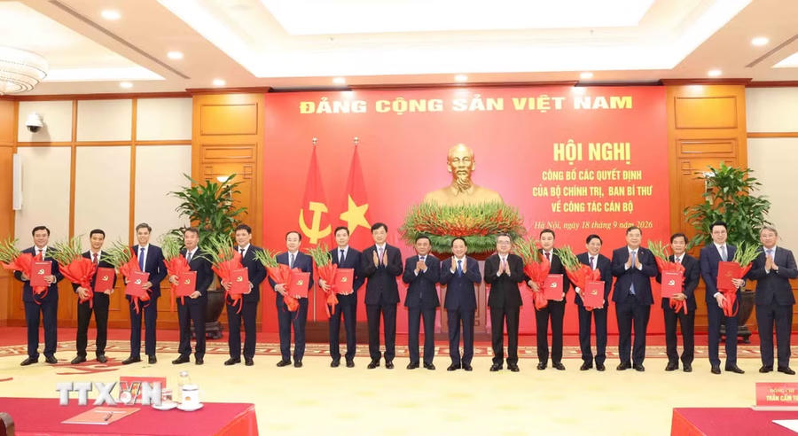 Thường trực Ban Bí thư Trần Cẩm Tú và các đại biểu chúc mừng các cán bộ nhận quyết định. Ảnh: TTXVN