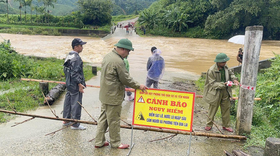 Lực lượng Công an chốt chặn, cắm biển cảnh báo các điểm ngập sâu, nước chảy xiết, sạt lở tại Thanh Hóa. (Ảnh: CATH)
