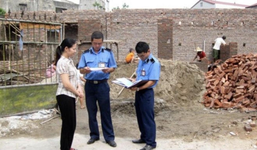Cơ quan chức năng kiểm tra việc xây dựng và xử lý trường hợp vi phạm theo quy định.
