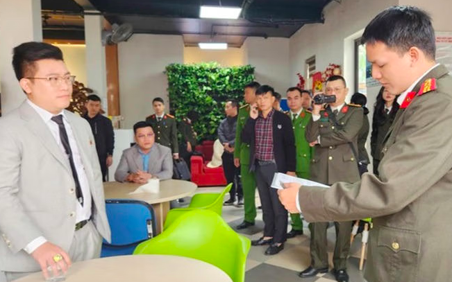 Công an Hà Nội thi hành lệnh khám xét trụ sở Cty Triệu nụ cười. (Ảnh: Công an Hà Nội).
