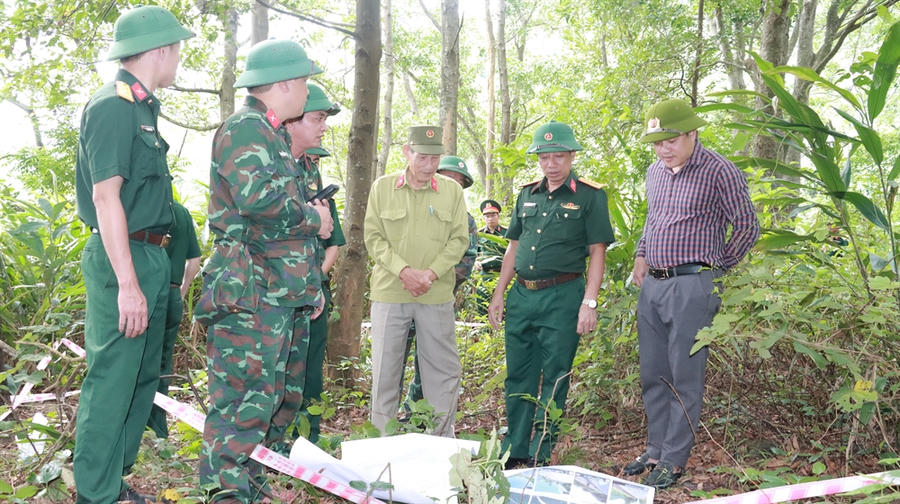 Đại tá Hà Văn Ái (thứ hai bên phải), Phó Chính ủy Bộ CHQS TP Huế cùng đoàn công tác khảo sát vị trí nghi có mộ liệt sĩ tập thể tại bắc đèo Hải Vân. (Ảnh: Cổng TTĐT TP Huế)