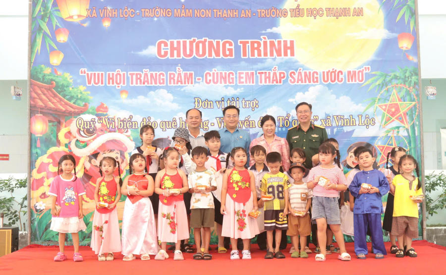 Ban tổ chức chương trình trao quà Trung thu cho các cháu thiếu nhi tại xã đảo Thạnh An - (Ảnh: Lê Tú)