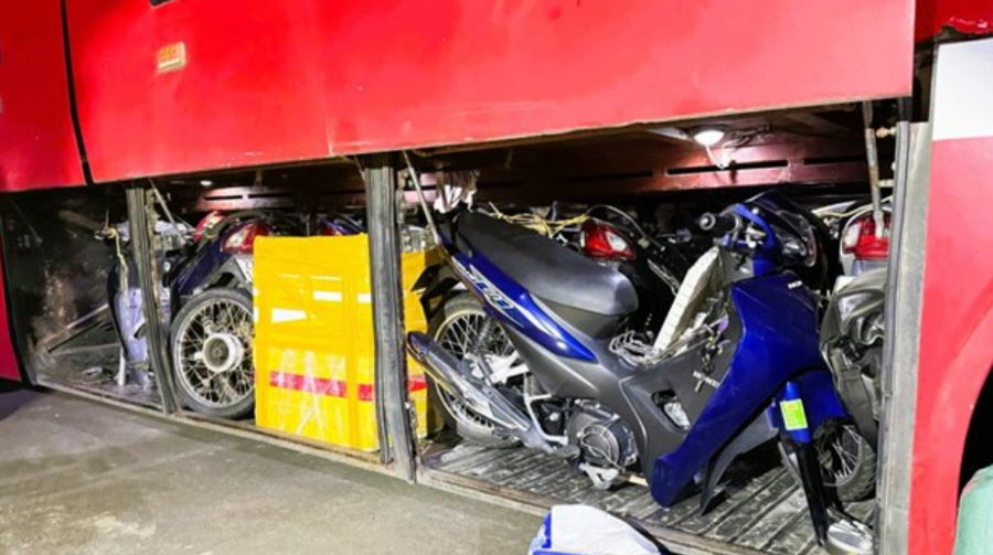 Phát hiện xe khách chở 15 xe mô tô trên quốc lộ 1A, trong đó 2 xe liên quan vụ trộm cắp. Ảnh: Phòng CSGT Công an TP Đồng Nai