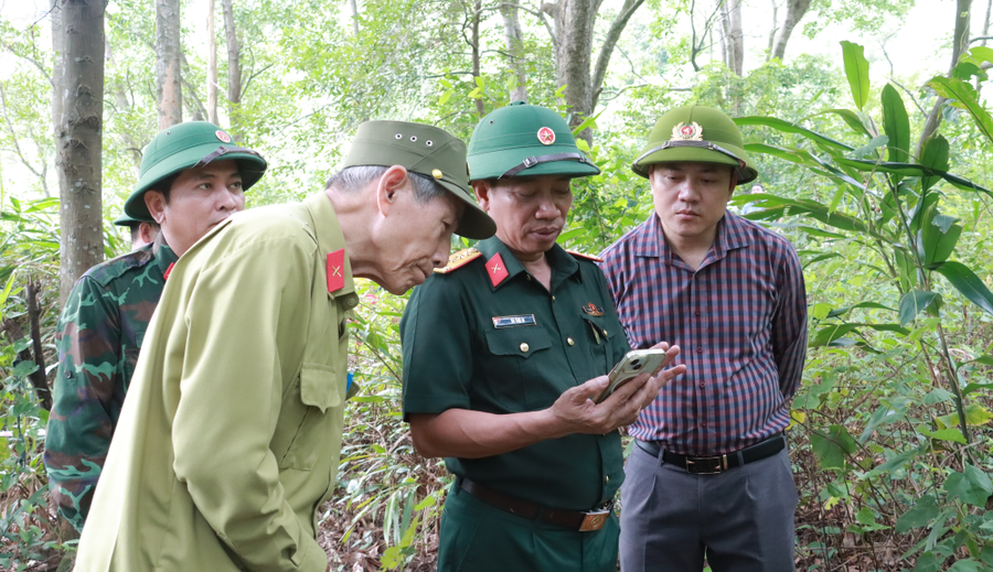 Đại tá Hà Văn Ái (đứng giữa), Phó Chính ủy Bộ CHQS TP Huế cùng lãnh đạo xã Chân Mây – Lăng Cô, nhân chứng kiểm tra thông tin. (Ảnh: Cổng TTĐT TP Huế)
