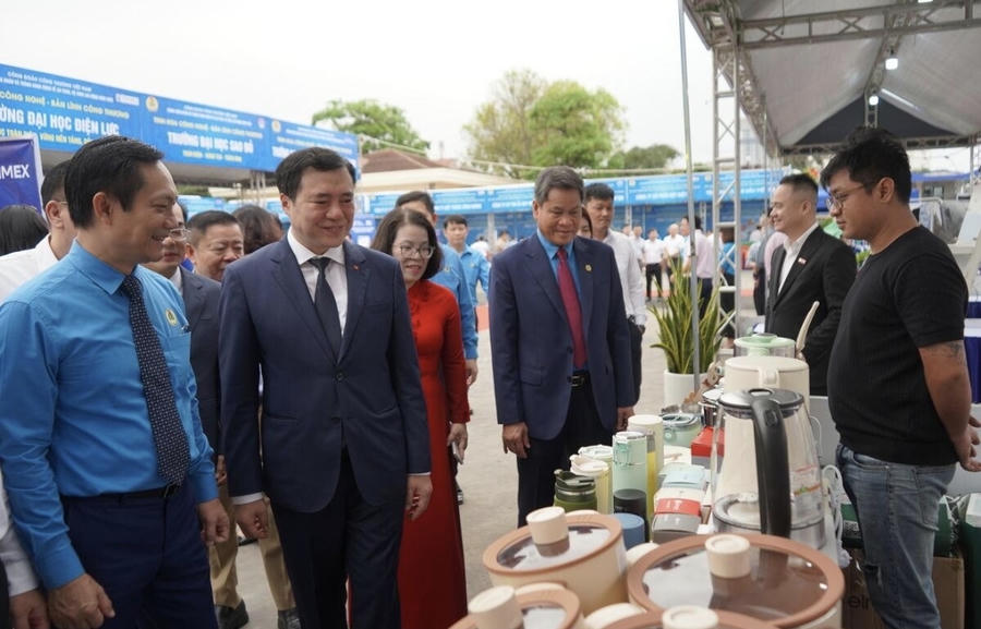 Các gian hàng phúc lợi được chuẩn bị tại Ngày hội “Công nhân Việt Nam kiên quyết nói không với ma túy” diễn ra sáng 19/9 tại Cung Văn hóa Lao động Hữu nghị Việt Tiệp, TP Hải Phòng. Ảnh Báo Lao Động Các gian hàng phúc lợi được chuẩn bị tại Ngày hội “Công nhân Việt Nam kiên quyết nói không với ma túy” diễn ra sáng 19/9 tại Cung Văn hóa Lao động Hữu nghị Việt Tiệp, TP Hải Phòng. Ảnh Báo Lao Động