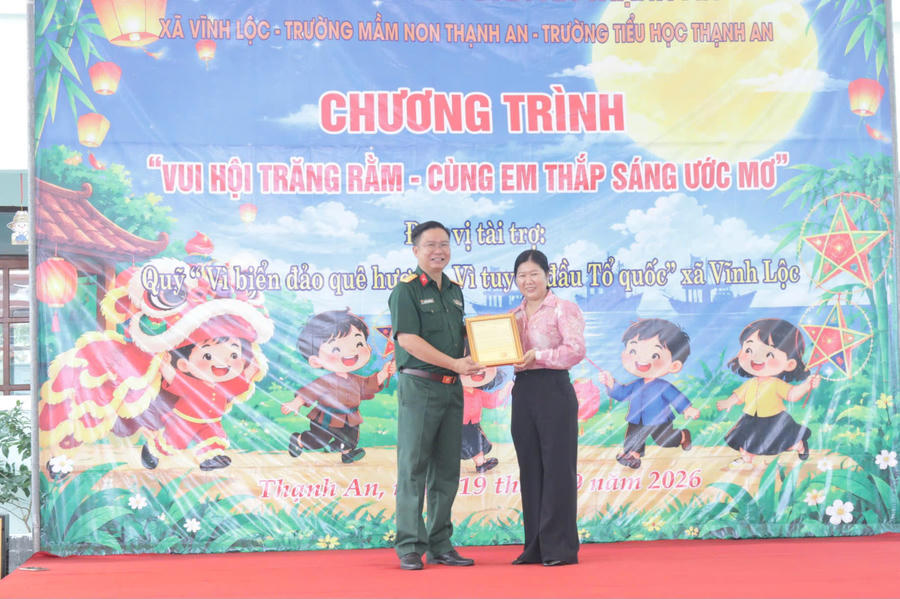 Cô Huỳnh Thúy Ngân - Phó Hiệu trưởng Trường Mầm non Thạnh An đại diện các trường trao bảng tri ân, cảm ơn xã Vĩnh Lộc - (Ảnh: Lê Tú)