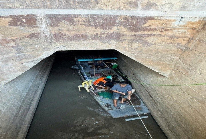 Cảnh sát giải cứu 2 người mắc kẹt trong khu vực cống Chèm.