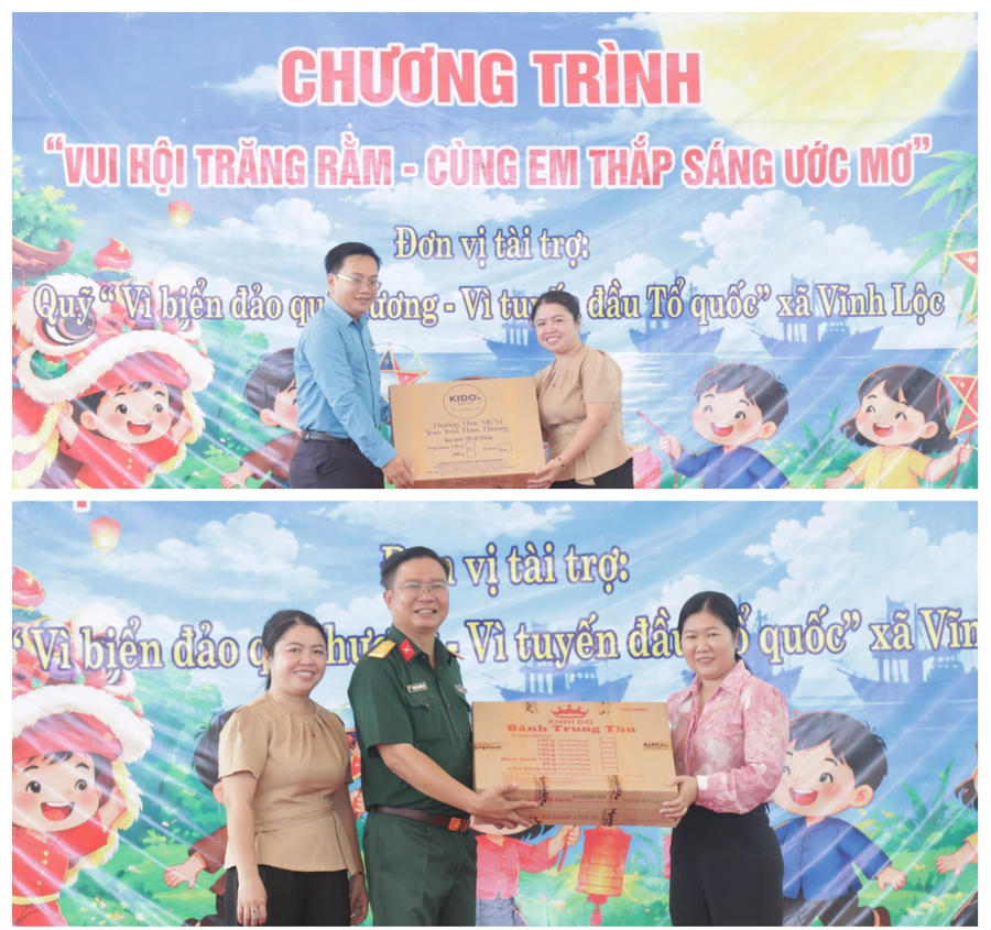 Đại diện lãnh đạo xã Vĩnh Lộc trao quà tượng trưng cho đại diện các nhà trường - (Ảnh: Lê Tú)