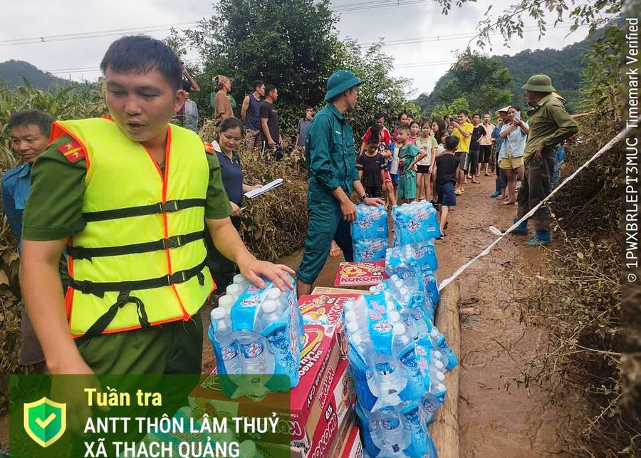 Công an xã Thạch Quảng vận chuyển nhu yếu phẩm qua khu vực ngập sâu để đưa đến tận tay&nbsp;từng hộ gia đình bị cô lập