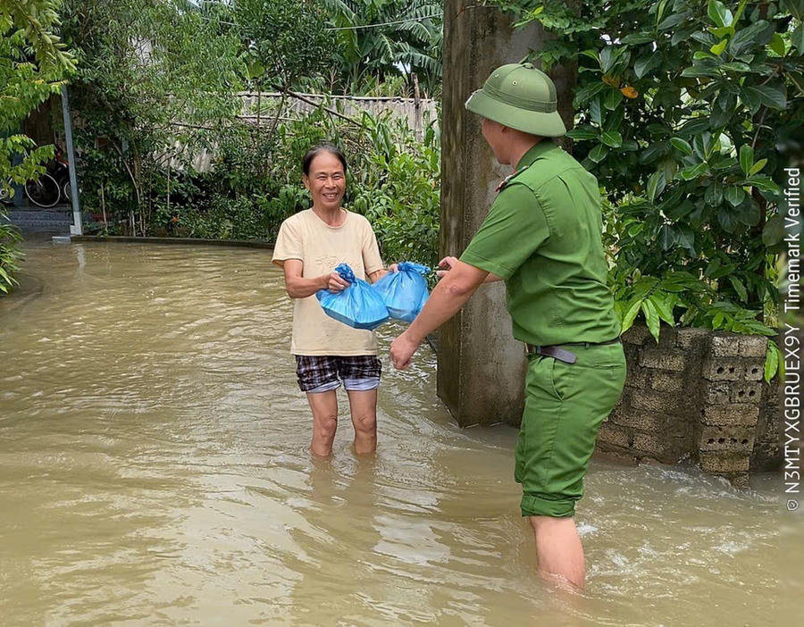 Công an xã Tượng Lĩnh phát cơm hỗ trợ Nhân dân tại những vùng bị cô lập