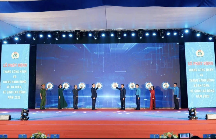 Nghi thức khởi động Chiến dịch “Công nhân Việt Nam nói không với ma túy - Triệu trái tim, một quyết tâm” tại Hải Phòng tối 18/9. Ảnh Báo Nhân Dân
