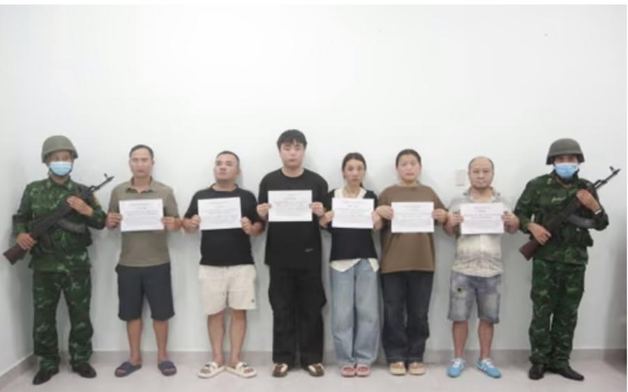 Các công dân Trung Quốc xuất cảnh trái phép.