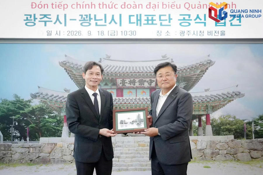 Ông Hồ Văn Vịnh, Giám đốc Sở Ngoại vụ, làm Trưởng đoàn, trao tặng quà lưu niệm cho Thị trưởng thành phố Gwangju Park Gwan-yeol.Ảnh: Báo Quảng Ninh
