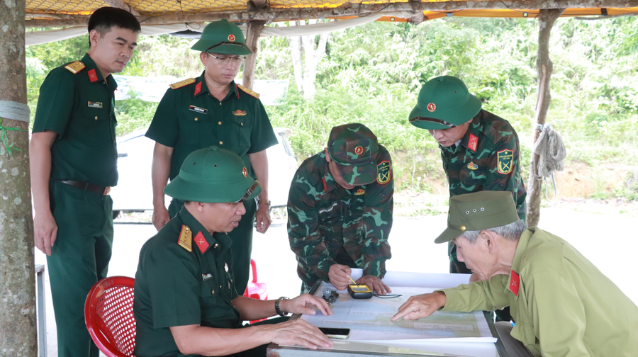 Đoàn công tác Bộ CHQS TP Huế và nhân chứng địa phương xác định các vị trí trên bản đồ. (Ảnh: Cổng TTĐT TP Huế)