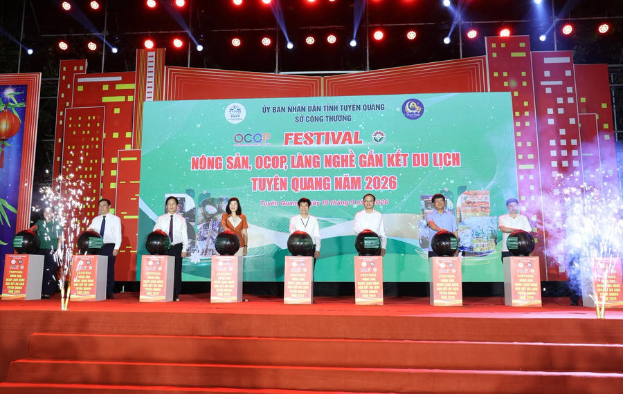 Các đại biểu nhấn nút khai mạc Festival nông sản, OCOP, làng nghề gắn kết du lịch - Tuyên Quang năm 2026.