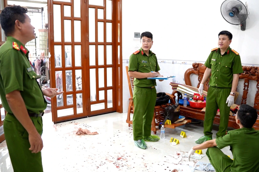 Công an khám nghiệm hiện trường bên trong căn nhà. Ảnh: Công an TP Đồng Nai