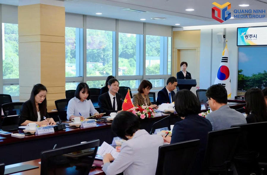 Ông Hồ Văn Vịnh, Giám đốc Sở Ngoại vụ thành phố Quảng Ninh, phát biểu tại cuộc làm việc.Ảnh: Báo Quảng Ninh