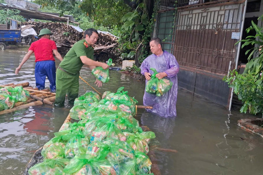 UBND phường và Công an phường Hàm Rồng đã huy động, chuẩn bị 700 suất quà hỗ trợ Nhân dân vùng bị ảnh hưởng bởi mưa lũ