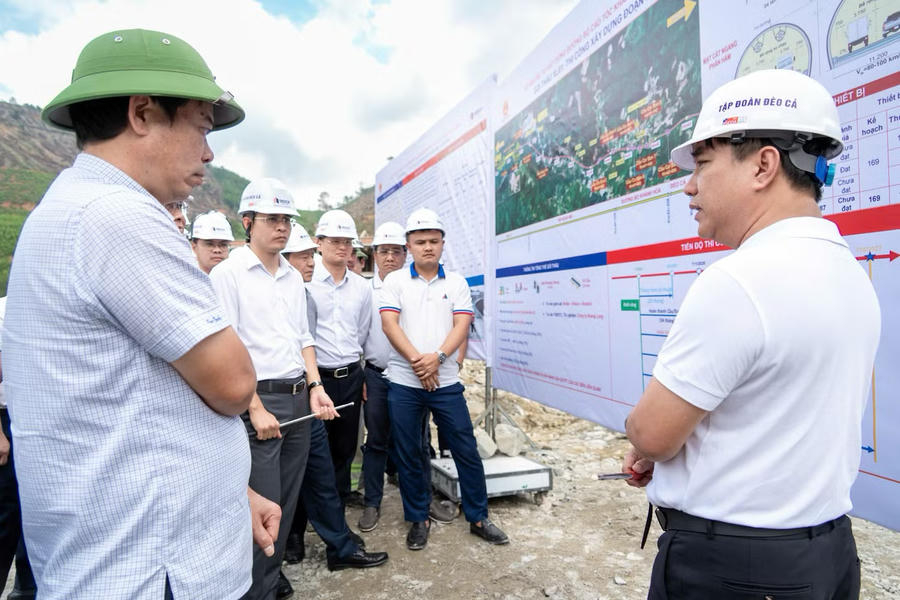 Ban điều hành gói thầu XL1 báo cáo tiến độ thi công.