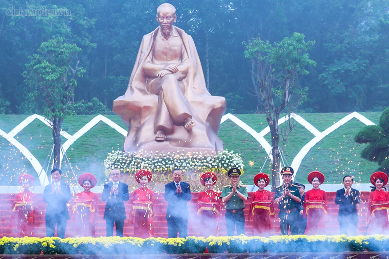Tổng Bí thư, Chủ tịch nước Tô Lâm và các đại biểu thực hiện nghi thức khánh thành Tượng đài "Bác Hồ với ngày hội non sông" - Ảnh: chinhphu.vn/Nhật Bắc